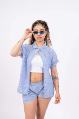 Short celeste a rayas verticales blancas, de lino con lycra y cintura elastizada.