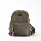 Mochila verde con cierre superior y bolsillo frontal con cierre.