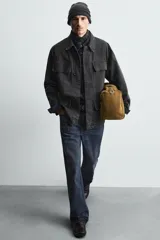 Chaqueta de corte relajado confeccionada en tejido de mezcla de algodón y lyocell con efecto lavado. Presenta cuello solapa, manga larga, cierre frontal con botonadura oculta por solapa y cuatro bolsillos frontales con solapa.