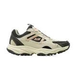 Championes de senderismo Skechers Vigor AT, con diseño robusto en tonos beige y negro. Presentan una parte superior combinada de ante y material sintético, con detalles en naranja y suela dentada de alta tracción.