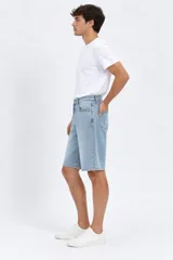 Bermuda de jean gris oscuro, de calce medio, corte ancho y diseño clásico con bolsillos.