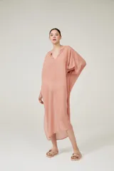 Túnica larga color rosa viejo, de corte holgado y mangas cortas.