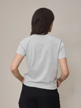 Remera blanca de algodón con cuello redondo y logo pequeño bordado en el pecho.