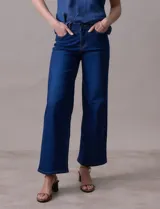 Jean de pierna ancha color azul denim, con pretina con pasadores, botón y cierre. Delantera y trasera con bolsillos.