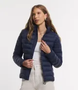 Campera puffer de poliamida con diseño acolchado, cuello alto y cierre frontal con cremallera. Presenta mangas largas y un corte ajustado.