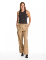 Pantalón de eco cuero negro con pretina elastizada, bolsillos laterales y pierna recta con costura frontal decorativa.