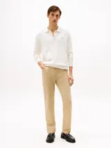 Pantalón de estilo clásico y corte recto, confeccionado en tejido twill de algodón con elasticidad. Presenta un diseño tradicional de cinco bolsillos, cierre de botón con cremallera y detalles distintivos de la marca.