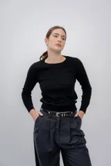 Sweater marrón de cashmere con cuello redondo y mangas largas.