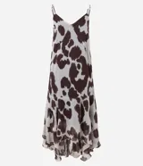 Vestido largo de corte evasé confeccionado en chiffon con estampado animal print. Presenta escote en V, breteles finos ajustables y diseño sin mangas. Incorpora una capa adicional en el ruedo que aporta movimiento y fluidez a la prenda.