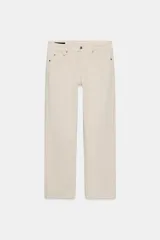 Jeans de tiro medio con corte slim leg, confeccionados en denim color beige. Presentan cintura con trabillas, diseño clásico de cinco bolsillos y cierre frontal con cremallera y botón metálico.