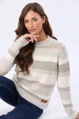 Buzo tejido de punto grueso con diseño de rayas horizontales en tonos rosado, beige y blanco. Presenta escote redondo, mangas largas y puños acanalados.