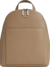 Mochila color tostado de cuero sintético granulado, con forma abombada, cierre superior con doble cremallera y tiradores con logo. Tiene asa de mano, correas ajustables, bolsillo exterior frontal y logo metálico plateado.