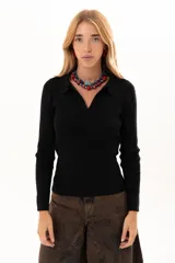 Sweater de tejido de punto acanalado en color negro, con cuello polo y escote en V, de manga larga y corte ajustado al cuerpo.