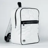 Mochila urbana negra de cuero sintético con diseño acolchado de hexágonos inspirado en un balón de fútbol. Cuenta con cierre principal, bolsillo frontal con cierre, correas ajustables y asa superior.