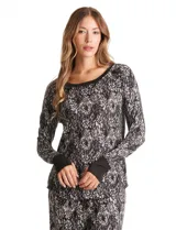 Conjunto de pijama compuesto por una remera de manga larga con puños y un pantalón de corte recto con cintura elástica y lazo de ajuste. Presenta un diseño de rayas horizontales finas en tonos gris y negro.