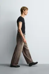 Jeans de corte holgado y amplio en toda la pierna, tiro medio. Tejido rígido con estampado a cuadros con efecto lavado. Cuenta con cinco bolsillos y cierre frontal con cremallera y botón.