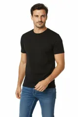 Remera de manga corta con cuello redondo, confeccionada en algodón, de corte ajustado al cuerpo.