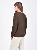 Buzo de tejido de punto color marrón oscuro, con cuello en V y detalles calados horizontales a lo largo del cuerpo y mangas.