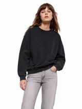 Buzo de cuello redondo color negro con efecto acid wash, mangas largas y puños elastizados.
