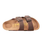 Sandalias Birkenstock modelo Arizona con doble tira ajustable con hebillas metálicas, plantilla anatómica de corcho y suela de goma.
