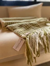 Caminero, manta o pie de cama tejido artesanalmente en lana teñida naturalmente, color verde y blanco.