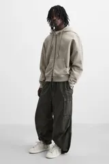 Zapatilla blanca de cordones fabricada en tejido transpirable de punto, con horma redonda y suela a tono.