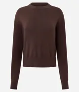 Suéter de punto color marrón chocolate, con cuello redondo, mangas largas y corte boxy. Presenta terminaciones acanaladas en cuello, puños y ruedo.