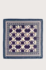 Pañuelo cuadrado con estampado geométrico de cadenas y eslabones entrelazados en tonos morado, crema y dorado, con borde decorativo de líneas y puntos.
