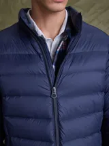 Campera puffer de plumas en color azul marino, con cierre frontal, cuello alto y diseño acolchado horizontal.