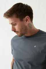 Remera de algodón de corte regular, con cuello redondo, manga corta y logo bordado en el pecho.