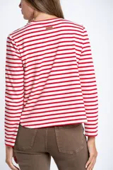 Remera de manga larga con diseño de rayas horizontales en blanco y negro, cuello redondo y corte ajustado al cuerpo.