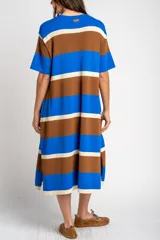 Vestido midi de tejido de punto con diseño de rayas horizontales en azul, marrón y blanco. Presenta cuello redondo, mangas cortas y un corte recto y holgado.