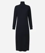 Vestido midi de punto color verde oscuro, de corte recto y holgado, con cuello alto y mangas largas.