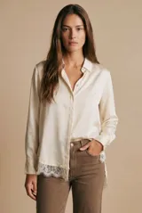 Camisa de satén color arena, de corte clásico con cuello camisero, manga larga con puños abotonados y detalle de encaje en el ruedo.