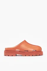 Zueco color ladrillo con capellada cerrada, orificios laterales y suela track.