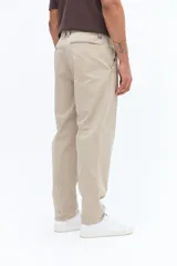 Pantalón chino clásico de hombre, color verde militar, con corte regular, pasacinto y confeccionado en algodón con elastano.