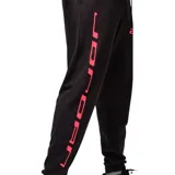 Pantalon de jogging Jordan color negro, con cintura elástica y cordón ajustable. Presenta estampado vertical con la palabra Jordan en color rosado en la pierna derecha y logo de la marca con el número 23 en la pierna izquierda.