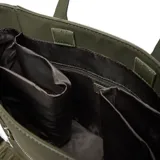 Cartera tipo tote color verde militar, con diseño funcional para transportar termo y mate. Cuenta con doble asa fija, correa regulable extraíble con logo grabado, bolsillo frontal con cierre y logo circular de la marca en la parte inferior.