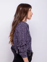 Camisa estampada azul con lunares blancos y rosados, de corte holgado y manga larga con puños abotonados.