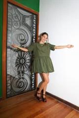 Vestido corto color verde oliva, de manga corta y corte holgado con frunce en la cintura que genera un efecto de falda globo (balloon).