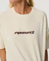 Remera Rip Curl de manga corta, color beige, con diseño boxy y estampado gráfico en la espalda de la competencia de surf Rip Curl Cup en Sunset Beach, Hawaii.