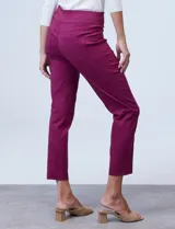 Pantalón verde militar de gabardina elastizada, marca Ruby Rd, corte recto, largo al tobillo y pretina ancha elastizada. Delantera con bolsillos simulados y trasera con bolsillos aplicados.