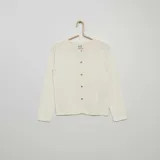 Chaqueta de punto fino color blanco con botones dorados.