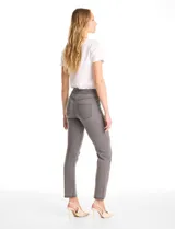Jegging de tiro medio-alto en color gris, confeccionado en tejido de algodón elástico. Presenta cintura elástica ancha, bolsillos delanteros simulados y bolsillos traseros aplicados, con pierna entallada y terminación bootcut.