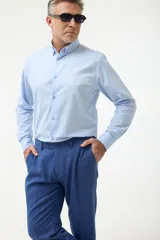 Camisa de vestir azul con cuello abotonado, corte clásico y mangas largas.