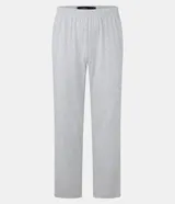 Conjunto de pijama largo gris con rayas horizontales blancas, compuesto por una remera de manga larga con cuello en V y un pantalón recto con cintura elástica.