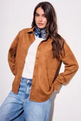 Camisa color marrón de gamuza sintética, de manga larga y corte recto.