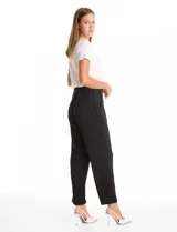 Pantalon de corte relajado color beige, con cintura plana en el frente y elástica en la parte posterior. Presenta pierna de corte recto, bolsillos laterales diagonales y bolsillos traseros simulados.