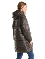 Campera puffer larga de color marrón oscuro, con diseño capitoneado de costuras horizontales. Presenta un sistema de cierre doble con pechera interna fija con cierre y cuello alto, y cierre frontal exterior con botones a presión. Incluye bolsillos frontales amplios, capucha fija y cierres laterales en el ruedo para mayor movilidad.