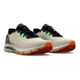 Championes de running Under Armour modelo HOVR Sonic 5, color beige con detalles en negro, verde neón y naranja. Presentan una parte superior de tejido transpirable, refuerzo externo de TPU en el talón y suela con tecnología de amortiguación reactiva HOVR.